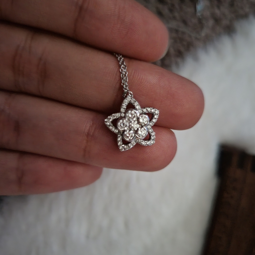 Roberto Coin Diamond Flower Pendant Neck